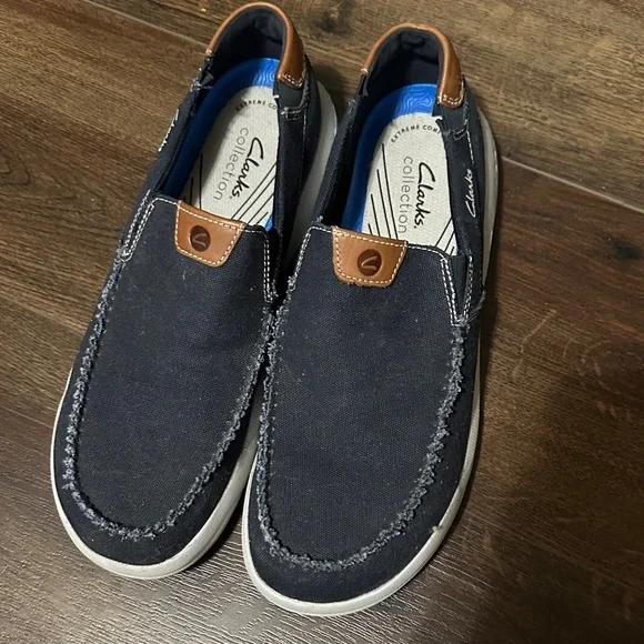 Clarks Men's Navy and Tan Slip-On Loafers size 9 new - Picture 1 of 3